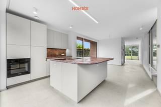Prachtige halfopen nieuwbouwwoning in Lubbeek. Combineert hedendaags wooncomfort met een landelijke omgeving, terwijl Leuven, het industrieterrein Haasrode, AB-Inbev, IMEC, UZ Leuven,... dichtbij liggen. Via het fietsknooppuntennetwerk, dat vlak aan de woning start, bereikt u Leuven eenvoudig met de fiets. Ook de E40 is vlot bereikbaar en er bevindt zich een bushalte aan de woning. Bovendien liggen het centrum van Lubbeek en de Diestsesteenweg, met tal van winkels en grootwarenhuizen, op korte afstand. De woning werd ontworpen met oog voor ruimte, licht en energiezuinigheid. Ruime en lichtrijke leefruimte met volledig ingerichte open keuken. Dankzij de grote raampartijen geniet u van een aangenaam zicht op de tuin en een binnenpatio. Op de verdieping bevinden zich drie volwaardige slaapkamers, waarvan één met een volledig ingerichte dressing, en een comfortabele badkamer. De woning beschikt over een eigen perceel zuidgericht tuin/bos van ongeveer 2.000 m². Daarnaast beschikt elke woning over een eigen tuinhuis. Op technisch vlak is deze nieuwbouw (eerste bewoning) volledig uitgerust met alle hedendaagse comfort, waaronder zonnepanelen, vloerverwarming, een lucht-waterwarmtepomp, een ventilatiesysteem type D, een regenwaterput en een laadpaal voor elektrische voertuigen. De huurprijs bedraagt €1.950 per maand, aangevuld met een vaste kost van € 50 per maand voor de gemeenschappelijke kosten (tuin). Meer informatie: info@homies.be.