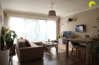 <p><span>In een gezellige, rustige wijk, maar toch vlak bij het centrum van Mortsel, kan je dit gerenoveerde appartement bezichtigen.</span></p><p><span>Het betreft een rustig gebouw met drie appartementen, ideaal voor een koppel of alleenstaande. Het centrum met de winkelstraat, openbaar vervoer en het treinstation bevindt zich vlakbij.</span></p><p><span> </span></p><p><span>Indeling:</span></p><p><span><br />Dit appartement is gelegen op de tweede verdieping, waar we de zonnige woonruimte met laminaatparket betreden.</span></p><p><span>Aansluitend bevindt zich de ingerichte keuken met kasten, een gaskookvuur met dampkap, een dubbele spoelbak en een aansluiting voor een wasmachine. Een koelkast dient zelf meegebracht te worden.</span></p><p><span>In de recente badkamer zijn een modern lavabomeubel met spiegelkast, een toilet en een ligbad met douchevoorziening aanwezig.</span></p><p><span>Achteraan bevinden zich de twee slaapkamers (14 m² en 12 m²), waarvan één toegang geeft tot het terras met berging en een mooi uitzicht op het groen biedt.</span></p><p><span>Bij dit appartement is tevens een private kelderberging voorzien.</span></p><p><span> </span></p><p><span>Praktische info:</span></p><p><span> </span></p><ul><li><span>EPC-score: 152 kWh/m²/jaar</span></li><li><span>Instapklaar</span></li><li><span>Beschikbaarheid: 01/09/2026</span></li><li><span>Gemeenschappelijke kosten: 35 (minuterie en keuring van de brandblussers)</span></li><li><span>Huurwaarborg: 3 maanden huur</span></li></ul><p><span> </span></p><p><span>PLAN ZELF JOUW AFSPRAAK IN VIA ONZE ONLINE MODULE!</span></p><p><span>Surf naar het betreffende eigendom op onze website <span>www.habicom.be</span></span><span> en klik vervolgens op de roze knop </span><span>'PLAN EEN BEZOEK'</span><span>.</span></p><p><span>Benieuwd naar de waarde van jouw woning? Check het gratis op <span>www.watismijnhuiswaard.be</span></span></p><p><span> </span></p>