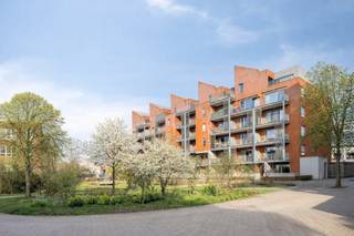 Op de vierde verdieping van residentie ‘Locomotief’ (bouwjaar 2016), op de levendige Dok-Noordsite, bevindt zich dit lichtrijke hoekappartement van 106 m² met een open en weids uitzicht. Dankzij de zuidwestgerichte oriëntatie en de hoekligging geniet je hier van een uitzonderlijke lichtinval en zon doorheen de dag.Het appartement heeft een doordachte en comfortabele indeling. De ruime leef- en eetruimte sluit aan op een terras van 11 m², waar je in de namiddag en avond van de zon kan genieten. De moderne keuken beschikt over een aansluitende, ruime berging. Verder zijn er drie slaapkamers, waarvan één met ensuite badkamer, een tweede afzonderlijke badkamer en een apart toilet. Talrijke ingemaakte kasten zorgen voor extra comfort en praktische opbergruimte.Daarnaast is er een private kelderberging aanwezig. Een staanplaats dient mee te worden aangekocht voor €25.000. Met een EPC-label A staat dit appartement bovendien garant voor energiezuinig wonen.De ligging op de hippe Dok-Noordsite combineert rust met stedelijke dynamiek. Winkels, horeca, sportfaciliteiten en het historische centrum van Gent bevinden zich op wandelafstand, terwijl ook de R40 en de belangrijkste invalswegen vlot bereikbaar zijn.Interesse? Contacteer ons gerust voor meer informatie of een bezoek.