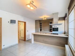 Appartement au rez-de-chaussée avec 2 chambres et terrasse au cœur de Bruges. Cet appartement est idéalement situé à proximité des commerces, des écoles et des restaurants. En plein centre mais dans une oasis de paix. Disposition :Étage : salon (20 m²) - salle à manger (10 m²) - cuisine ouverte (8 m²) avec cuisinière à induction, hotte, lave-vaisselle, four, réfrigérateur et congélateur - terrasse (12 m²) - chambre 1 (8 m²) - chambre 2 (10 m²) - toilettes séparées - salle de bain (5 m²) avec baignoire avec paroi de douche, lavabo et armoire miroir - rangement (3 m²) avec raccordement machine à laver. -1°V. : parking souterrain Dans l'ensemble :- Prix de location : 950,00 €/mois- Emplacement : 80,00 €/mois - Frais de commission moyens : 95,00 €/mois- Disponible à partir du : 01/05/2026Avantages :- Excellente situation - Douillet - Terrasse ensoleillée Le moyen le plus rapide pour visiter cette propriété ? Demandez votre visite via le bouton rose de notre site Web (www.dewaele.com) et vous serez contacté par notre expert en location Broes. Les rendez-vous ne peuvent pas être pris par téléphone. Pour toute autre question, vous pouvez nous contacter par téléphone au 050 444 999.