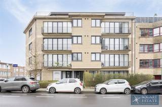 <p><span>Located in Molenbeek-Saint-Jean, Square Estate offers this beautiful 97 m² flat on the 3rd floor of a small building with a lift.</span></p><p><span>It comprises an entrance hall, a spacious and bright living room with access to the terrace, a fitted kitchen, a laundry room, a hallway leading to a bedroom and a bathroom. </span></p><p><span>The flat also has a cellar and a garage, which can be purchased for 25,000.</span></p><p><span>It is ideally located, with easy access to amenities, schools and public transport.</span></p><p><span>For more information or to arrange a viewing, please contact Square Estate at info@square-estate.be or on 02/460.42.01. </span></p><p><span> </span></p>