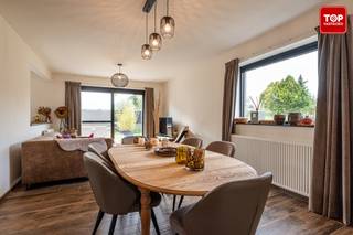 <p>In een rustige en doodlopende straat, vindt u deze instapklare woning die in 2020 werd gebouwd. <br /><br />Het huis combineert hedendaags wooncomfort met een toekomstgerichte aanpak: een energiezuinig EPC-label A, zonnepanelen en een laadpaal maken van deze woning een duurzame keuze. <br /><br />De ruime oprit met overdekte staanplaats zorgt ervoor dat u altijd comfortabel kan parkeren.</p>
<p>Bij het binnenkomen valt meteen de overvloed aan licht op, mede door de ruime living met open keuken.<br /><br />Op de verdieping zijn er drie volwaardige slaapkamers die elk hun eigen functionaliteit kunnen krijgen, aangevuld met een ruime, moderne badkamer.<br /><br />Een bijkomende kamer op het gelijkvloers kan perfect ingericht worden als bureau of praktijkruimte, deze beschikt over een aparte ingang.</p>
<p>De zuidgerichte tuin vormt een zonnige en aangename buitenruimte, perfect om te ontspannen of om in alle rust te genieten van het groen rondom. <br /><br />Ondanks de rustige ligging profiteert u hier van een uitstekende bereikbaarheid: winkels, scholen en de N9 bevinden zich op korte afstand.</p>
<p>Deze woning staat voor lichtrijk en comfortabel wonen in een jonge omgeving, met alle praktische voorzieningen binnen handbereik.<br /><br />Bel Top Vastgoed voor een bezoek op 0475 700 700</p>