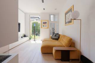 Bent u op zoek naar een ruime stadswoning met tal van mogelijkheden? Dan is deze unieke dubbele woning zeker een bezoek waard. Dankzij de twee afzonderlijke ingangen biedt dit pand diverse invullingen, zoals een combinatie van wonen en werken, een ruime gezinswoning of een praktijk aan huis.
Op het gelijkvloers vindt u een fietsenberging, een wasruimte, een bureauruimte die ideaal is voor een kantoor of vrij beroep, een kitchenette en een ontspannende wellnessruimte met sauna en douche.
De eerste verdieping wordt gekenmerkt door grote raampartijen die zorgen voor een uitzonderlijk gevoel van ruimte en licht, zonder in te boeten aan privacy. Hier bevindt zich een open keuken, uitgerust met alle nodige toestellen, met aansluitend toegang tot een privatief terras. De leef- en eetruimte vormen samen een aangename, open omgeving, terwijl de moderne gashaard voor extra sfeer zorgt.
Op de bovenliggende verdiepingen bevinden zich een ruime master bedroom met dressing en ensuite badkamer, aangevuld met meerdere slaapkamers en badkamers. Een aantal ruimtes kunnen nog verder naar eigen smaak worden afgewerkt, waardoor u de mogelijkheid heeft om uw persoonlijke stempel op de woning te drukken.
Daarnaast is de woning volledig onderkelderd, wat zorgt voor extra bergruimte en tal van gebruiksmogelijkheden. Tot slot zijn er ook zonnepanelen aanwezig.
Een eigendom met karakter, volume en potentieel, gelegen in het hart van de stad.