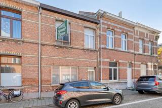 Rustig gelegen te moderniseren woning, ideaal als starterswoning.Indeling:Gelijkvloers:U betreedt de woning via de inkomhal die uitkomt in de...