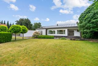 Maison favorablement située et économe en énergie (PEB B, 196kWu/m² malgré un chauffage au mazout) avec une vue magnifique sur les champs environnants.<br /><br />Cette maison est entièrement sous-sol et avec la grande dépendance, elle offre de nombreuses possibilités. Pensez à un espace indépendant pour le stockage de marchandises et/ou de matériaux.<br /><br />L'espace commercial, la buanderie et la salle de douche ont été construits en 1996 et peuvent également être utilisés comme espace de pratique.<br /><br />Disposition:<br />Hall d'entrée avec toilettes, espace de vie et salle à manger, cuisine avec véranda et pergola attenantes, espace commercial/pratique (+/- 33m²), buanderie, escalier vers le sous-sol, salle de douche avec toilettes.<br />Palier avec 3 chambres et une salle de bains.<br /><br />Sous-sol entièrement aménagé avec une large porte extérieure sur le côté de la maison, cuisine, bureau et plusieurs espaces de stockage.<br /><br />Détails:<br />- dépendance de +/- 95m²<br />- 54 panneaux solaires et 3 onduleurs SMA Sun Boys<br />- partiellement rénové en 2016<br />- alarme