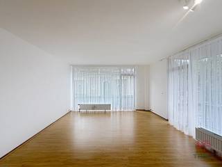 <strong>UCCLE : Proche du parc de Wolvendael ainsi que des commerces et des transports en communs, bel appartement 2 chambres avec parking de ±84m² situé au 2e étage avec ascenseur. Il est composé comme suit : hall d’entrée, wc, salle de bains avec double vasque, 2 chambres ( ±14m² et ±12m²), living ±26m² avec balcon orientée Nord-Ouest de ±8m², cuisine équipée ( four, taques, hotte, frigo, congélateur, lave-vaisselle et emplacement pour un lave-linge). Cave n°27 et 1 emplacement de parking n°19 inclus. Charges : Provisions de 250€/mois comprenant les communs, eau froide, eau chaude et chauffage. PEB D. Disponible immédiatement.</strong><br /><br />
<p>Situé au 2<sup>e</sup> étage avec ascenseur :</p>
<ul>
<li>Hall d’entrée</li>
<li>Wc</li>
<li>Salle de bains avec double vasque</li>
<li>Chambre ±14m²</li>
<li>Chambre ±12m²</li>
<li>Living ±26m² avec balcon orienté Nord-Ouest de±8m²</li>
<li>Cuisine équipée ( four, taques, hotte, frigo, congélateur, lave-vaiselle et emplacement pour un lave-linge)</li>
<li>Cave n°27</li>
<li>Emplacement de parking n°19</li>
</ul>