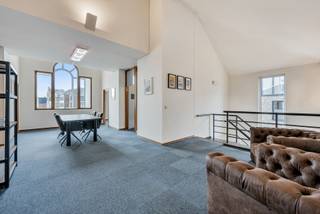 Are you looking for a representative and pleasant office space in an excellent location? Then this ready-to-use floor on the market of Ternat is just what you are looking for!<br />Located on the first floor of a building full of character, this commercial space offers everything you need to work professionally and comfortably. The layout is perfect for offices or liberal professions.<br />In addition, a car parking space is included so you can always park your car safely without hassle. <br />Layout of the space:<br />- Entrance hall with waiting area<br />- Spacious central meeting or reception area<br />- 3 separate office spaces<br />- Kitchenette<br />- Storage room<br />- Two toilets with hand washing<br />Thanks to the large windows and the view of Ternat's lively market, this is an inspiring working environment for you and your team. Receiving customers and visitors? You will do so here in style, with a professional appearance in a high-visibility location with plenty of passage.<br />Benefits in a nutshell:<br />- Right in the centre of Ternat, with shops and restaurants within walking distance<br />- Top commercial location with visibility and charisma<br />- Favourable EPC score: class C<br />- Easy accessibility by public transport and ample parking facilities nearby<br /><br />Would you like more information? Would you like to visit? Call Jordi 0477/32.61.53