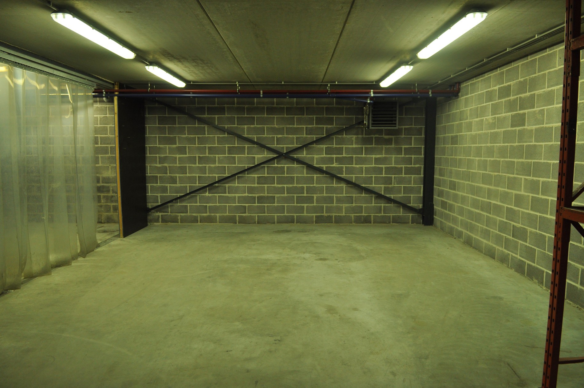 Te Huur Veelzijdig bedrijfspand met magazijn, atelier, kantoren en ruime eigen parking. - foto 4