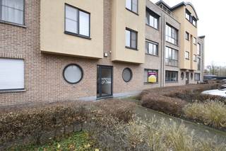 Gelegen in een rustige straat, tegenover een groene oase vinden we dit gelijkvloers appartement.Inkomhal met vestiairekast en gastentoilet.Een...