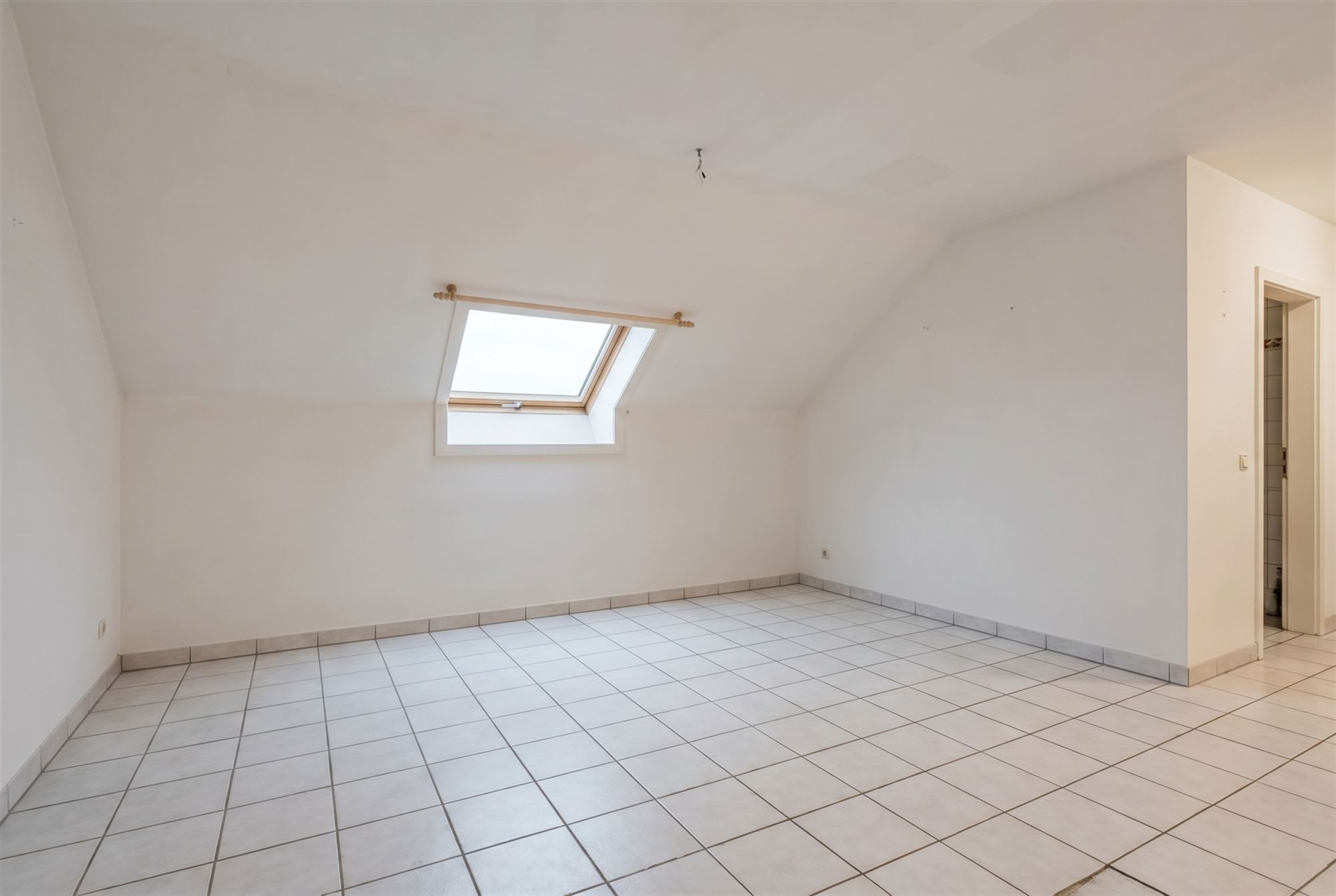 Te renoveren appartement met 2 slaapkamers & garage! - foto 4