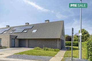 Dit instapklaar huis is rustig gelegen in Kuurne, doch op wandelafstand van het centrum én is vlot bereikbaar via diverse invalswegen. INDELING:Gelijkvloers:- Inkomhal met gastentoilet - Leefruimte met grote raampartijen en zicht op de tuin- Geïnstalleerde keuken - Zonnige tuin - Inpandige garage met sectionaalpoort Eerste verdiep:- 3 slaapkamers- Badkamer uitgerust met lavabo, ligbad, douche en toiletTroeven van deze woning:- Gunstig EPC (B-label) en conforme elektriciteit- Bergzolder- Leuke en zonnige tuin- Aangename ligging op wandelafstand van het centrumBezoeken aan deze eigendom vinden plaats op dinsdag 07/07 of donderdag 09/07. Een bod kan worden uitgebracht tegen vrijdag 10 juli - 14u00.Contacteer Sarah Hanson (0493 25 46 80) voor meer info of een bezoek ter plaatse!De eigendom wordt aangeboden via de Pre-sale formule. Van 07/07/2026 om 09:00 tot 10/07/2026 om 14:00 kan u de woning op afspraak komen bezichtigen en een bod uitbrengen. De vermelde prijs is een instelprijs. Voor meer info, gelieve contact op te nemen met de dossierverantwoordelijke.Bestuursmaatregelen in het maatregelenregister: neeDeze AI-visualisaties zijn bedoeld als inspiratie. Er werd geen rekening gehouden met technische specificaties, stedenbouwkundige voorschriften of de concrete mogelijkheden tot realisatie.