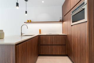 MODELAPPARTEMENT TE BEZICHTIGEN ELK WEEKEND: VRIJ-ZAT-ZO VAN & 14-17U<br /><br />Nieuwbouwresidentie "Sans Souci" is gelegen in het hartje van Koksijde-Bad, in een zijstraat van de zeedijk. Kleinschalige residentie van amper 5 appartementen. Elk appartement beschikt over 2 terrassen waarvan een ruim terras aan de voorzijde waar u kan genieten van het zijdelings zeezicht! Moderne indeling met een leefruimte met open keuken die paalt aan het terras aan de voorzijde. Verder beschikken deze appartementen over 1 of 2 slaapkamers met telkens nog een zuidwest gelegen terras! De appartementen worden afgewerkt in samenspraak met de bouwpromotor. Op gelijkvloers bevinden zich de gemeenschappelijke fietsenstalling en een huisvuillokaal.<br /><br />Bezoek nu ons modelappartement op vrijdag, zaterdag en zondag van 14-17u of bel voor een afspraak.