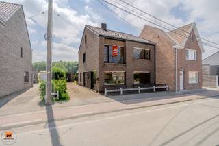 In een groene omgeving nabij het centrum van Kluizen (Evergem) bevindt zich deze charmante halfopen bebouwing met een prachtig uitzicht op de achterliggende tuin en het omliggende groen. Deze woning beschikt over een uiterst centrale maar rustige locatie, met winkels, sportfaciliteiten en openbaar vervoer mogelijkheden op wandelafstand. <br /><br />Via de ruime inkomhal, voorzien van een gastentoilet en bergruimte, komt u binnen in de woonkamer (met karaktervolle open haard) met aansluitend de ruimte voor een (toekomstige) leefkeuken. Verder beschikt de woning ook over een ruime berging/wasplaats met achteringang naar de veranda.<br /><br />Op de eerste verdieping bevinden zich drie volwaardige slaapkamers met veel natuurlijke lichtinval en ruime voor een moderne badkamer. Via een aparte hal bereikt u de ruime zolderverdieping, die uiterst geschikt is voor een extra slaapkamer, bureau of hobbyruimte.<br /><br />Buiten geniet u van een aangename tuin met een prachtig open zicht op het groen, een ideale plek om tot rust te komen en te genieten van de natuurlijke omgeving. <br /><br />Geen (!) renovatie verplichting vereist. <br /><br />**De gepubliceerde prijs is een richtprijs. Dit betekent dat u vrij bent om een bod uit te brengen. De verkoper behoudt zich het recht voor om al dan niet op een bod in te gaan. De uiteindelijke verkoop kan pas tot stand komen na aanvaarding van een bod en ondertekening van de compromis.<br /><br />Interesse in een plaatsbezoek? Contacteer ons via 0472/98.16.29 of immovercruysse.verkoop@gmail.com