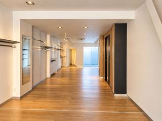 <h3><span><strong>242 m² commercieel potentieel in hartje Herentals</strong></span></h3><p><span>Midden in de Zandstraat vind je een handelspand waar je beneden niet eerst maanden hoeft te verbouwen voor je kan beginnen. <strong>Instapklaar, ruim en met een uitstraling die er meteen staat.</strong></span></p><p><span>Het gelijkvloers trekt je naar binnen met een brede etalage en loopt vervolgens verrassend diep door. Een warme houten vloer, strakke witte toonbank, ingebouwde presentatierekken en een open indeling maken er een commerciële ruimte van die vandaag al werkt. Boutique, showroom, kantoor of een eigen concept: de ruimte laat zich makkelijk aanpassen zonder haar karakter te verliezen.</span></p><p><span>In totaal beschikt het pand over circa <strong>242 m²</strong>. Op de bovenverdiepingen liggen nog verschillende ruimtes die een grondige renovatie vragen. Daar zit tegelijk heel wat potentieel: je krijgt de vrijheid om ze opnieuw in te delen en volledig naar eigen hand te zetten.</span></p><p><span>Achteraan wacht nog een mooie extra: een <strong>zuidgerichte tuin</strong>. Een onverwachte buitenruimte midden in het centrum, die het geheel net dat beetje meer geeft.</span></p><p><span>De locatie doet de rest. <strong>Zandstraat, hartje Herentals</strong>, vlak bij de Grote Markt, omringd door winkels en met passage voor de deur.</span></p><p><span><strong>Vraagprijs: €250.000</strong></span></p><p><span>Rechtstreeks te koop van eigenaar.</span><br /><span>Een kijkje komen nemen? Bel <strong>0456 83 87 68</strong> voor een bezichtiging.</span></p>