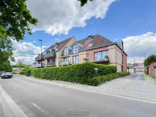 <p><span>HEEL AANGENAAM EN LICHTRIJK, GELIJKLVOERS APPARTEMENT MET TUINTJE,TERRAS EN INPANDIGE GARAGE!! (biedt rechtstreekse toegang naar het app ) </span></p>

<p>Gelegen op een centrale locatie te OUDENAARDE in een rustige , groene omgeving, doch op wandelafstand van het stadscentrum en alle VOORZIENINGEN!  Maak deel uit van een rustige residentie met stabiele bewoners.<br />Dit VERRASSEND app van ( ±100m²) geniet van een LICHTRIJKE LEEFRUIMTE (ca. 34m²)met grote raampartijen die rondom toegang bieden tot het ZUIDGERICHT TERRAS en tuintje ( ±135m²)! Verder is er een vernieuwde keuken, praktische berging, badkamer en 2 mooie SLAAPKAMERS waarvan 1 met DRESSING.<br />Zelfs ook voorzien van een GEMEENSCHAPPELIJKE FIETSENBERGING en afvalplaats! Tenslotte is er ook nog een grote  bezoekersparking achteraan de residentie.<br />Kortom, een parel in perfecte staat!</p>
<br />Adres: Koestraat 49 te Oudenaarde<br /><br />EPC: 190Wh/m², UC: 2615961; Wg, Vg, Gvkr, Gvv.