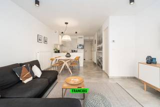 Op een toplocatie in Wenduine, op wandelafstand van zowel de hoofdstraat als de zeedijk, bevindt zich dit recent en stijlvol duplexappartement.<br /><br />De residentie werd opgetrokken in 2019 en combineert een moderne uitstraling met een uitstekend wooncomfort. Bovendien beschikt het appartement over een gunstig energieprestatiecertificaat (EPC-label A).<br /><br />Bij binnenkomst betreedt u de inkomhal die toegang geeft tot de lichtrijke leefruimte met open, volledig uitgeruste keuken voorzien van alle hedendaagse toestellen. Vanuit de woonkamer heeft u toegang tot een zonnig terras waar u van de middagzon tot de vooravond kan genieten. Op dit niveau vindt u verder een praktische berging, een gastentoilet en een ruime slaapkamer met ensuite badkamer.<br /><br />Op de benedenverdieping bevindt zich de tweede slaapkamer, eveneens met privatieve badkamer en rechtstreekse toegang tot een gezellig koertje, ideaal om te tafelen of te aperitieven in alle rust.<br /><br />Bent u op zoek naar een vaste bewoning, tweede verblijf of een goede investering? Contacteer dan zeker Victor via victor@immofrancois.be of via het nummer +32 470 64 60 28!<br /><br />