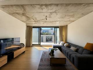 TE HUUR – GENT. In het hart van Gent bevindt zich deze prachtige luxueuze penthouse met een exclusieve en warme uitstraling. De woning werd afgewerkt met hoogwaardige materialen, stijlvol parket en een verfijnde afwerking die elegantie en comfort perfect combineert. Via de inkomhal betreedt u de ruime en lichtrijke leefruimte, waar een aangename sfeer en hoogwaardige woonkwaliteit centraal staan. Verder beschikt het penthouse over een praktische wasplaats en een polyvalente ruimte die perfect kan dienen als bureau of extra slaapkamer. Op de verdieping bevindt zich de royale master bedroom met een stijlvolle badkamer, ontworpen met oog voor detail en een tijdloze uitstraling. Een absolute troef van deze unieke woonst zijn de twee ruime terrassen, die zorgen voor extra leefcomfort en een uitzonderlijke buitenbeleving midden in de stad. Deze exclusieve penthouse is de ideale keuze voor wie op zoek is naar stijlvol en comfortabel wonen in het centrum van Gent.<br />EPC: E56 – 97 kWh/m² jaar.<br />Huurprijs: € 1.540/maand.<br />Algemene kosten: € 60/maand.