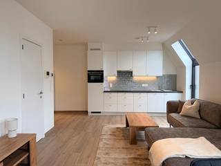<u><strong>Serviceflat met gezellig terras in een moderne, luxueuze residentie met prachtig aangelegde binnentuin en alle voorzieningen bij de hand! </strong></u><br /><br /><u><strong>Deze serviceflat is onmiddellijk beschikbaar!<br />Huurprijs: € 37,15* per dag + € 25,48** per dag basisdiensten = € 62,63 per dag = € 1.878,90 per maand<br />Voorschot gas: € 1,00 per dag*** (u hoeft zelf géén gascontract af te sluiten!<br /><br />Kelderberging en autostaanplaats beschikbaar!</strong></u><br /><br />Heeft u nood aan wat extra zorg en wil u graag naar een serviceflat verhuizen, dan is residentie Ursulinenhof een goede keuze. <br /><br />Deze serviceflat ligt in blok G, op de tweede verdieping. De open leefruimte heeft een groot schuifraam met aansluitend het terras. Verder is er een berging, een slaapkamer met ensuite badkamer en beschik je in de kelder over een berging. Er is ook een mogelijkheid om een autostaanplaats te huren indien gewenst. Deze serviceflat kan indien gewenst gemeubeld worden verhuurd.<br /><br />Residentie Ursulinenhof is een luxueuze zorgresidentie: op een AAA-locatie, met een prachtige binnentuin, een brasserie waar zelfs niet-bewoners met veel plezier een hapje gaan eten, zorg van het hoogste niveau en bovendien een imposante architectuur, gebaseerd op het voormalige Ursulinenklooster dat eeuwenlang op de site bestond. U geniet er van de nodige zorgen en kan naar eigen behoefte opteren voor maaltijden (in de brasserie of in de rust van uw eigen penthouse), kinesitherapie, ergotherapie, kappersbehandelingen, pedicure, medische zorgen, ... <br />Het modern oproepsysteem is meer dan "druk op de knop voor hulp": bel rechtstreeks met één van de medewerkers voor al uw vragen, geef in het systeem aan wanneer u veilig thuis bent of erop uit trekt, kijk wie er aan de deur staat, ... Alle functies om het u makkelijk te maken, staan op één scherm. <br /><br />Spendeert u uw zilveren jaren in deze charmante serviceflat? Contacteer ons voor meer informatie of surf naar www.vdv-vanderveken.be/te-huur, kies voor dit appartement en vul de fiche in (in het gouden balkje op “Ik wil dit pand huren!” klikken).<br /><br /><em>*De prijs van de huurcomponent wordt jaarlijks geëvalueerd<br />**Basisdagprijs en huurcomponent onderhevig aan indexaties gebaseerd op overschrijding van de spilindex. Dit is volledig in beheer van Korian vzw. <br />*** De kosten voor het privatief gasverbruik worden jaarlijks afgerekend, waardoor u één keer per jaar te veel betaalde voorschotten kan recupereren of het verbruik dat niet kon worden gedekt met de voorschoten dient bij te betalen. </em>