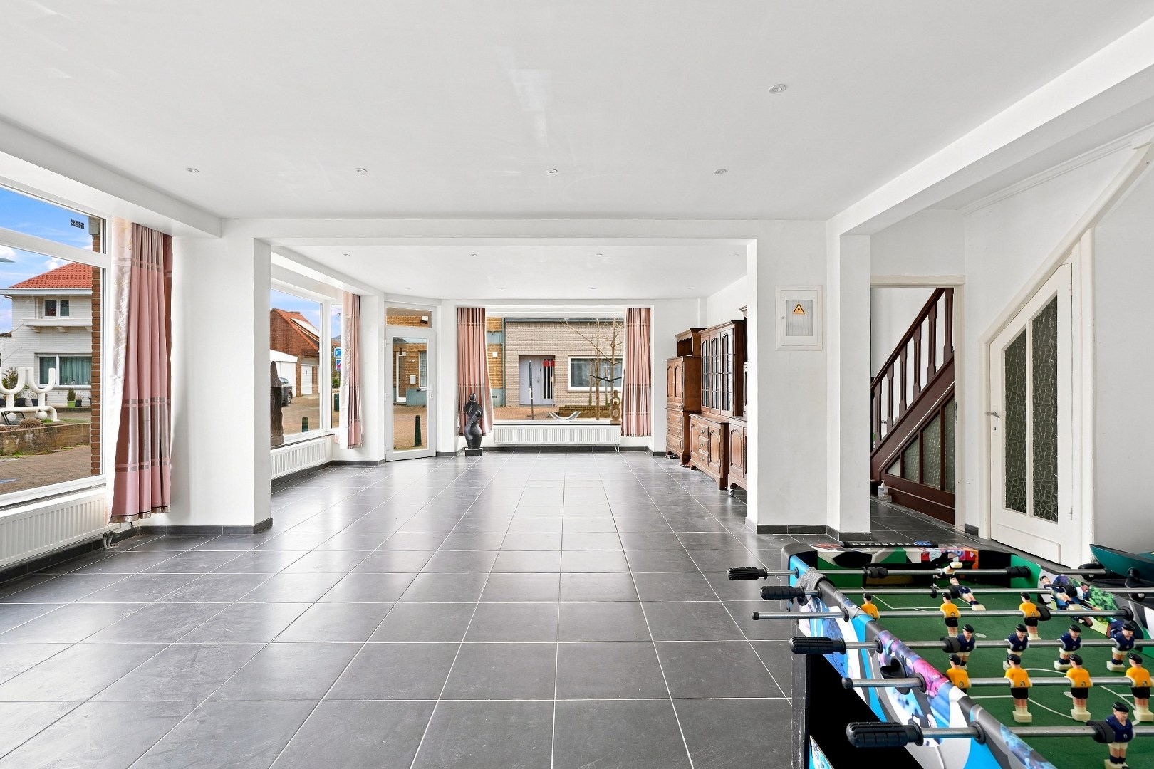 Ruime hoekwoning met handelsruimte en woonst in het centrum van De Panne. - foto 4