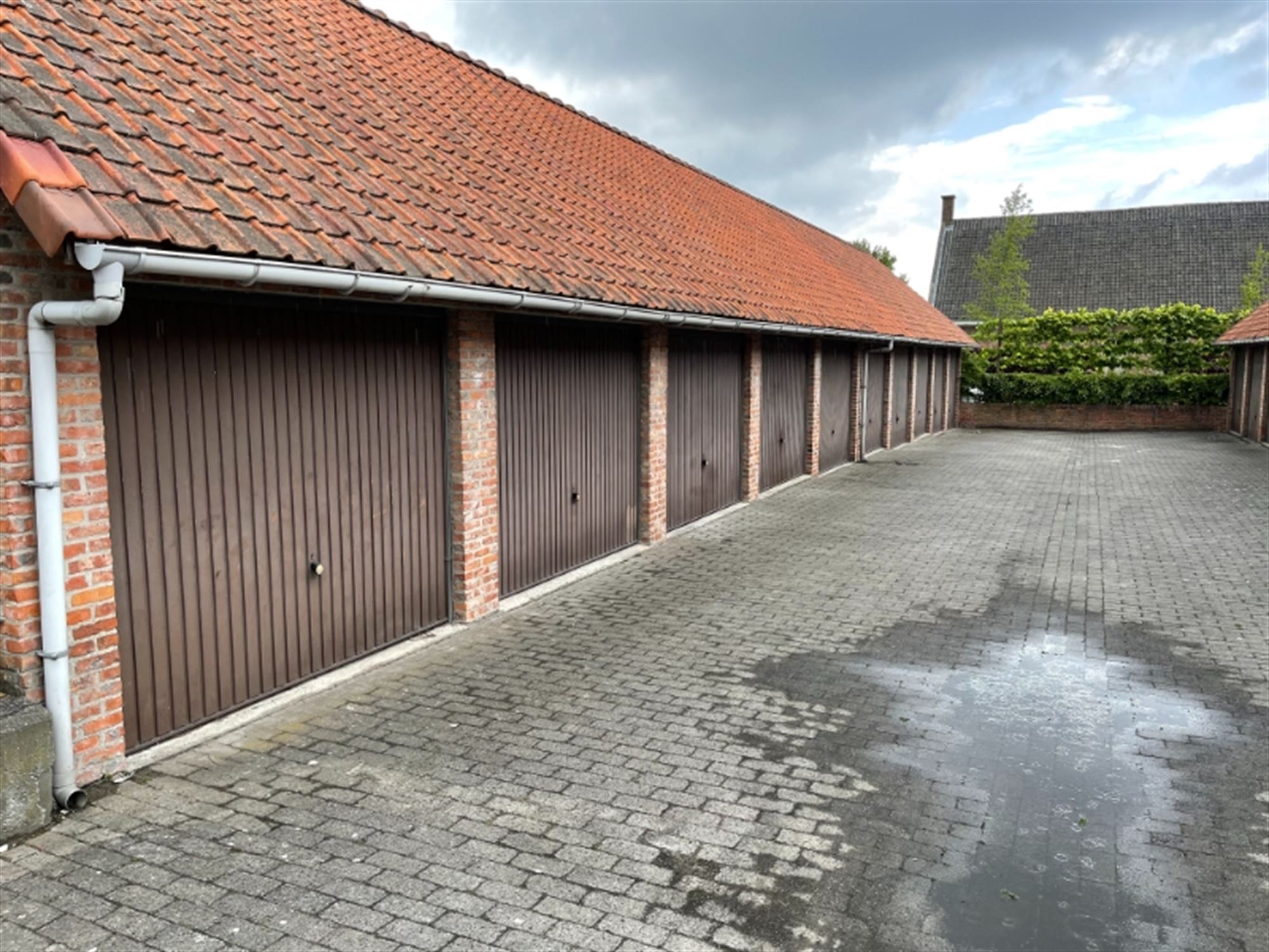 Garage box avec grenier. Remi Vermanderestraat 14, Bissegem.  Libre à partir du 01/06/2025.