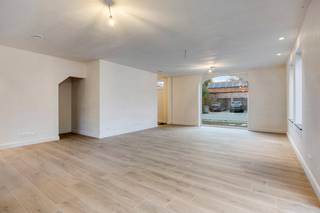 Deze moderne nieuwbouwwoning combineert comfort, energiezuinigheid en eigentijdse stijl in één compleet afgewerkt geheel. Bij binnenkomst vanuit...