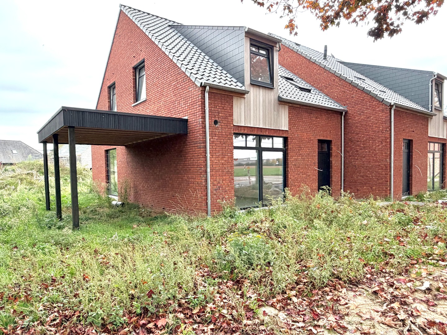 Moderne halfopen nieuwbouwwoning met ruime tuin en carport op 419 m² - foto 2