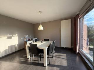 Gezellig duplex appartement met 2 slaapkamers en ruim terras, gelegen in het centrum van Wechelderzande.1ste verdieping;Woonkamer, eethoek met...