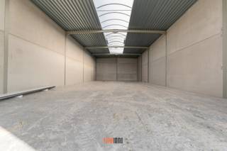 KMO-park Zilleghem bestaat uit 18 KMO-units en 2 kantoren, waarvan op heden nog maar enkele units te koop zijn! <br />Gelegen op het bedrijventerrein 'De Schatting', nabij de Torhoutsesteenweg met een goede verbinding naar de op- en afrit Ruddervoorde (E403). <br />Rondom het gebouw is een private weg aangelegd met privatieve parkeerplaatsen.<br />De KMO-units zijn geschikt voor zowel opslag als productie. Mogelijkheid om zonnepanelen te voorzien op het dak.<br /><br />Afwerking casco KMO-units :<br />- brandklasse C<br />- vrije hoogte van +/- 6,5 m<br />- staalconstructie in combinatie met een betonplint en geïsoleerde sandwichpanelen<br />- automatische sectionale poort (4,50 m B x 4,20 m H) met aparte toegangsdeur met glaspartij<br />- lichtstraat en polybetonvloer<br />- regenwater en septische put<br /><br />KMO-unit 1 op de hoek van het bedrijfsverzamelgebouw bestaat uit een gelijkvloerse verdieping (164 m²) en een lichtrijk kantoor op de eerste verdieping (164 m²).<br /><br />Voorziene oplevering Q4 2025.<br /><br />Voor meer info en inzage in de verkoopplannen of een bezoek ter plaatse : info@futurimmo.be - 0470 50 50 50.