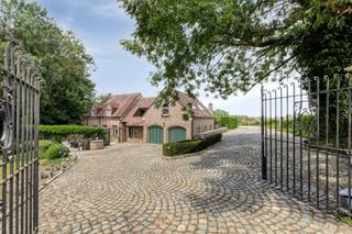 **Exclusieve villa in landhuisstijl op 3.970 m² in Sint-Lievens-Houtem**Deze prachtig gelegen woning in landhuisstijl bevindt zich op een...