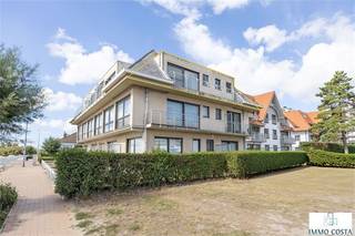 Residentie "Golf" – Gerenoveerd appartement met 2 slaapkamers en terras. In de charmante residentie "Golf", gebouwd in villabouwstijl en steeds...