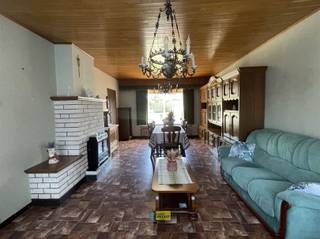 Bij het betreden van de woning komen we binnen via de inkomhal. Aan de rechterzijde bevindt zich de ruime en lichtrijke leefruimte, die...