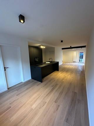 Dit recent gerenoveerd appartement op de gelijkvloerse verdieping is gelegen in hartje Boechout, op 150m van het station.<br />Aan de straatzijde is er een eetkamer en volledig uitgeruste leefkeuken met  aansluitend een technische berging. Hierin staat de gascondenserende ketel uitsluitend voor dit appartement. Achteraan is er een ruime woonkamer met aansluitend de slaapkamer en badkamer.  Naast de slaapkamer is er een terras.<br />Het appartement is momenteel verhuurd samen met twee garages aan 975,00EUR/mnd. De aankoop van ten minste één garage aan 25.000EUR is verplicht en niet inbegrepen in de prijs.<br /><br /><br />82m² appartement en 5m² terras<br />1 slaapkamer<br /><strong>geen </strong>gemeenschappelijke kosten<br />EPC: 201 kWh/m²jr - LABEL C<br />ASBEST: asbestveilig<br />ELEKTRICITEIT: conform<br />verhuurd: €975,00 incl 2 garages<br />Verkoopprijs: 254.000 Euro<br />garagebox: 25.000 Euro<br /><br />info@infinityrealestate.be | www.infinityrealestate.be<br />03 325 69 44