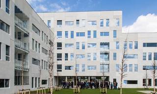 Ben je op zoek naar een slimme investering of een eigen stek voor je studerende zoon of dochter? Dan zijn deze studentenkamers in het bruisende Antwerpen-Zuid precies wat je zoekt!<br /><br /><em>Het betreft twee studentenkamers die te koop worden gezet op de vierde verdieping, deze kunnen apart aangekocht worden.<br />Beide kamers zijn ook verhuurd t.e.m. 31/08.</em><br /><br />Deze verzorgde en lichtrijke kamers beschikken over een gezellige leefruimte, een praktische kitchenette, en een privébadkamer met douche en toilet — ideaal voor wie comfortabel en zelfstandig wil wonen tijdens de studies.<br /><br />De studio's worden bemeubeld verhuurd met een bed, kleerkast en bureau.<br />Er is voor de bewoners standaard gemeenschappelijk internet voorzien dat inbegrepen is in de provisie.<br />De studio's kunnen enkel gehuurd worden voor studenten. <br /><br />De ligging is absoluut een troef:<br />Gelegen op wandelafstand van de campus van Karel de Grote Hogeschool (KDG Zuid) en vlakbij het centrum van Antwerpen. Winkels, supermarkten, gezellige cafés/restaurants en studeerplekken bevinden zich in de directe omgeving.<br />Daarnaast geniet je van uitstekende verbindingen met het openbaar vervoer.<br /><br />✔️ Privé woonruimte<br />✔️ Kitchenette<br />✔️ Badkamer met douche en toilet<br />✔️ Topligging nabij campus en centrum<br />✔️ Goede bereikbaarheid<br /><br />Heeft u interesse of vragen? Contacteer ons via jeffrey@jurimmo.be of +32 474 04 13 26