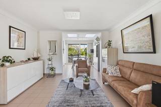 <p>Op zoek naar een verzorgde gezinswoning met alle voordelen van een centrumlocatie, vier slaapkamers en een eigen garage, midden in Sint-Michiels? Ontdek deze zeer goed onderhouden gesloten bebouwing, met een bewoonbare oppervlakte van 220 m².</p><p>De inkomhal met apart toilet leidt naar de ruime leefruimte, waar een gezellige zithoek en eetplaats hun plek vinden. Achteraan vormen de keuken en de eethoek een fijne plek om samen te koken en samen te eten. Het aansluitend terras met zicht op de onderhoudsvriendelijke tuin maakt deze verdieping volledig.</p><p>Op de eerste verdieping bevinden zich twee slaapkamers, een badkamer, een afzonderlijke dressing (mogelijks in te richten als 2de badkamer) en een tweede toilet. De tweede verdieping biedt nog twee slaapkamers. Liever een thuiswerkplek, hobbykamer of logeerruimte? Hier geef je de kamers een invulling die bij jouw past.</p><p>Ook aan praktische ruimte ontbreekt het niet. De kelderverdieping omvat een ruime garage, een wasplaats en extra bergruimte. Handig voor fietsen, voorraad en alles wat je graag netjes opbergt.</p><p>Zonnepanelen, een gunstig EPC-label B (157 kWh/m² per jaar) en een conform gekeurde elektrische installatie vervolledigen het geheel. Het asbestattest bevestigt bovendien dat de woning asbestveilig is.</p><p>Spreken de centrale ligging, de verzorgde staat en de veelzijdige indeling je aan?</p>