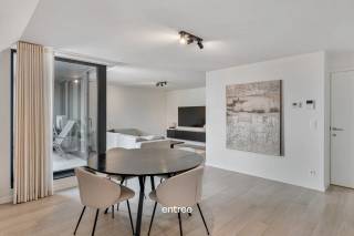 Dit instapklare 2 slaapkamer appartement is gelegen in een kleine residentie met 11 appartementen en 11 gelijkvloerse parkeerplaatsen. Het gebouw dateert van 2021 en is nog onder bouwgarantie.<br />Enkele troeven van dit appartement zijn: privatieve zonnepanelen, EPC A-label, een mooie keramische parket, ventilatie systeem D, etc.<br />U kan zelf slapen met de slaapkamerramen open, zo rustig is het hier...<br /><br />Indeling:<br />inkomhal met vestiairenis, toilet, een grote leefruimte (open keuken (ingericht met alle toestellen), eetplaats en salon) welke toegang geeft tot het terras (6m² en West-gericht), aan de keuken is een mooie keukenberging gekoppeld, nachthal, 2 mooie slaapkamers en een grote badkamer (inloopdouche en dubbele lavabo).<br />Op het gelijkvloers is er een bergplaats inbegrepen bij het appartement.<br /><br />Een interne autostaanplaats (31.500 €) of een afzonderlijke garagebox met plaats voor 1,5 wagens (85.000 €) kunnen bijgekocht worden.<br /><br />Wat men nodig heeft, vindt men in de onmiddellijke omgeving.<br /><br />Dit gebouw staat op enkele honderden meters van UZ Jette, de ring van Brussel, etc.<br />Het appartement is vrij bij akte.<br /><br />mobiscore: 8,5/10<br /><br />Bij interesse, bel of mail met Pieterjan Windey op pw@entree.be of 0472 80 20 65