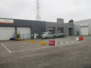 Polyvalent magazijn 219m² te huur op strategische locatie aan de Noorderlaan.-klein kantoortje in de 219m² unit-mogelijk in te bouwen in grotere...