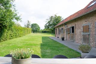 Karaktervolle en verrassend ruime woning op een rustige ligging in de Baardegemstraat, vlak bij Kravaalbos. <br /><br />Deze eigendom combineert landelijke charme met een verzorgde, hedendaagse afwerking en biedt heel wat ruimte voor een gezin, thuiswerk of hobby’s. <br /><br />Op het gelijkvloers bevinden zich een lichtrijke leefruimte met eetplaats, een open keuken met praktische berging/wasplaats, een badkamer met douche, jacuzzi en toilet, een kelder en een ruime inpandige garage. Grote raampartijen bieden een mooi zicht op de zuidgerichte tuin en de gezellige binnenkoer.<br /><br />Op de verdieping zijn er vier ruime slaapkamers, een grote nachthal die ook als speel- of hobbyruimte kan dienen en een apart toilet met wastafel. Daarnaast zijn er twee ingerichte polyvalente ruimtes met sanitaire voorzieningen, ideaal als kantoor aan huis, praktijkruimte, atelier, hobbyruimte, gastenruimte of extra bergruimte.<br /><br />Buiten geniet je van een perceel van ca. 1.730 m² met een zuidgerichte tuin, terras, grote oprit, ruime parkeermogelijkheden en aanwezige stallen. Een unieke plek voor wie houdt van rust, natuur, wandelen, fietsen of paarden.<br /><br />Troeven:<br />Bewoonbare oppervlakte ca. 302 m²<br />4 slaapkamers en 3 badkamers<br />Inpandige garage en meerdere parkeerplaatsen<br />Zuidgerichte tuin met terras<br />Stallen en polyvalente ruimtes<br />EPC-label D: 395 kWh/m² jaar<br />Asbestveilig attest beschikbaar<br />Elektrische installatie geldig tot 20/12/2042<br />Regenwaterrecuperatie voor toiletten<br />Niet gelegen in overstromingsgebied<br />Optioneel: aankoop van twee nabijgelegen weides van samen ca. 6.791 m².