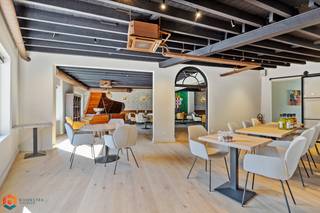 Op een prachtige locatie te Keerbergen bevindt zich dit handelspand met bovengelegen woonst en ruime parking. Dit karaktervolle vastgoed bevindt zich vlakbij het centrum en het prestigieuze Golf- en Meerdomein van Keerbergen. U geniet hier dan ook van een prachtige ligging in een groene omgeving met een uitstekende bereikbaarheid en visibiliteit, maar toch vlakbij winkels, scholen en het openbaar vervoer. <br /><br />Benieuwd naar dit unieke handelspand met woonst? Klik hier voor een mooie beleving!<br /><br />Op het handelsgelijkvloers bevindt zich de inkomhal met vestiaire voor cliënteel, de handelsruimte met hyper geïnstalleerde keuken, voldoende opbergplaats en meerdere sanitaire voorzieningen. Achteraan beschikt u ook over een ruim terras, waar de klanten in alle rust kunnen genieten van een sfeervol samenzijn. Naast het etablissement bevindt zich tevens nog een ruime parking. De getoonde prijs is enkel voor het gebouw.<br /><br />De eerste verdieping is voorzien van een bovengelegen woonst die u kan betreden via een aparte ingang. Deze lichtrijke leefruimte kunt u inrichten met een gezellige zithoek en aparte eetplaats. De open keuken is mooi geïntegreerd in het geheel, voorzien van de voornaamste toestellen. Verder beschikt u nog over twee ruime slaapkamers, een toilet en een badkamer met lavabo en douche.<br /><br />Het pand is uitgerust met zonnepanelen. De EPC van het handelspad is een label D. De EPC van de woonst bedraagt 678 (label F). U bent dan ook verplicht om de residentiële eenheid binnen de 5 jaar na aankoop grondig energetisch te renoveren tot minimum EPC-label D. <br /><br />Dit is een uitstekende opportuniteit als u op zoek bent naar een handelspand met woonst nabij het centrum van Keerbergen. Contacteer ons voor meer informatie op 0474 78 07 73 of via info@boonstravastgoed.be . <br /><br />Bijzonderheden:<br />- Uitstekende ligging <br />- Uitzonderlijke visibiliteit<br />- Handelsgelijkvloers met woonst