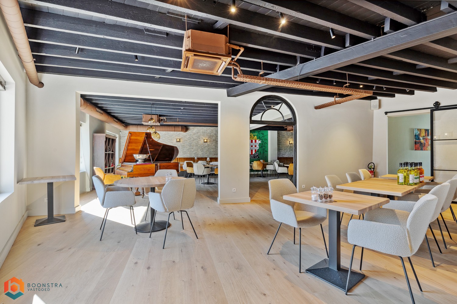 Grondig gerenoveerd handelsgelijkvloers met woonst en ruime parking - foto 3