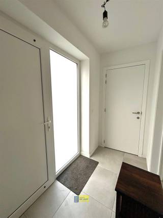 Nieuwbouwwoning met 5 slaapkamers, garage en tuin gelegen in een rustige straat nabij het centrum van Kapellen. Op het gelijkvloers bevindt zich...