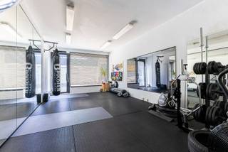 Bent u op zoek naar een kantoor of een handelsruimte en dit op een zichtbare toplocatie? Dan stellen we graag deze ruimte aan u voor!<br /><br />Momenteel is de handelszaak verhuurd en ingericht als 'personal training ruimte' met een totale oppervlakte van 48 m². U komt per direct binnen in de fitnessruimte die op zich toegang geeft aan een apart toilet en een keuken. Verder is er nog een ruime kelder die toegankelijk is via het handelspand zelf. <br /><br />Optioneel kunt u een overdekte autostaanplaatsen/garageboxen mee aankopen vanaf € 25.000 (exclusief van de vraagprijs).<br /><br />Voor meer informatie kan u One vastgoed steeds bereiken op volgend nummer 03 360 85 30.