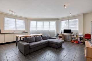 Bij het betreden van het appartement kom je in de hal die uitgeeft op het apart gastentoilet (ca. 1,5m²) met handenwasser, de handige berging (ca. 2m²) biedt ruimte voor jouw wasmachine en droogkast. Verder komen we in de centrale leefruimte (ca. 33m²) terecht. De open keuken voorzien van elektrisch kookvuur, dampkap, ijskast, oven en koelkast sluit naadloos aan op de woonkamer en is ideaal voor wie houdt van een gezellige en moderne leefomgeving.Het appartement beschikt over twee volwaardige slaapkamers (ca. 15m² - 13m²), perfect voor een koppel, een klein gezin of als combinatie van wonen en thuiswerken.Daarnaast is er een autostaanplaats aanwezig. In de overdekte parkeergelegenheid is fietsenstalling voorzien. De parkeergelegenheid is voorzien van een automatische poort, voor extra gemak en veiligheid.Kortom, een instapklaar appartement dat comfort en functionaliteit perfect combineert.(ver-)Kopen of (ver-)huren in Kalmthout, Essen en omstreken?Met vragen kan u altijd bij ons terecht! Dewaele Vastgoed KalmthoutDeze AI-visualisaties zijn bedoeld als inspiratie. Er werd geen rekening gehouden met technische specificaties, stedenbouwkundige voorschriften of de concrete mogelijkheden tot realisatie.Bestuursmaatregelen in het maatregelenregister: nee