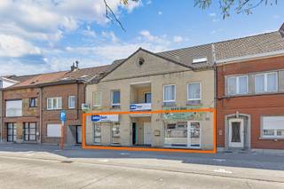<p>Bent u op zoek naar een eigendom waar wonen en werken perfect samengaan? Deze <strong>ruime woning met geïntegreerde handelsruimte </strong>bevindt zich aan de rand van Aalst en geniet van een bijzonder gunstige ligging, met een vlotte verbinding naar de E40 en de voornaamste invalswegen. Het pand dateert van <strong>1996 </strong>en is gelegen op een perceel van <strong>2a 13ca</strong>. Op het <strong>gelijkvloers </strong>betreedt u eerst de <strong>commerciële ruimte</strong>, ingericht met een onthaalzone en balie voor klanten. <strong>Aansluitend vindt u een ruime bureelruimte en een afzonderlijk kantoor</strong>, ideaal voor het uitoefenen van een zelfstandige activiteit. Daarnaast is er een eetplaats die uitgeeft op het terras en de tuin, evenals een apart gastentoilet. <strong>Extra interessant is de tweede handelsruimte</strong>, met een aparte ingang langs de straatzijde, wat bijkomende mogelijkheden creëert voor uitbreiding of een tweede activiteit. De <strong>bovenverdieping </strong>is ingericht als <strong>woonruimte </strong>en omvat een grote leefruimte, twee volledig uitgeruste keukens – waarvan één met toegang tot een tweede terras – een grote berging, twee badkamers en <strong>vijf slaapkamers</strong>. Ook is er een <strong>aparte studio</strong> voorzien op de<strong> tweede verdieping</strong> met een aparte keuken en een slaap-/woongedeelte. Dankzij deze indeling is het pand uitermate geschikt voor grotere gezinnen. Er zijn aparte ingangen voorzien in het gebouw. Het gebouw is volledig voorzien van centrale verwarming op aardgas. (Maatregelen in het maatregelenregister: neen)</p>