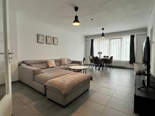 Surf naar www.abricasa.be en plan jouw verkoopafspraak in samen met onze digitale assistente Alice! Ontdek dit gezellig te maken appartement op de 1ste verdieping, waar licht, rust en comfort centraal staan. Dankzij de grote raampartijen baadt de woonkamer in natuurlijk daglicht en geniet je van een aangenaam open gevoel. De leef- en eetruimte vormen samen het hart van het appartement. De keuken bevindt zich naast de woonkamer. Centraal gelegen treft u de betegelde douche kamer, voorzien van lavabo, toilet en plaats voor was/droogkast..Achteraan bevinden zich de 2 slaapkamers. Via de kleine slaapkamer kom je tot een terras over de volledige breedte van het appartement. Extra berging in de kelder.Alles op eigen meter. Zorgeloos parkeren kan je in de achterliggende garagebox: exclusief in de verkoopprijs 19.500 euroEen ideale opportuniteit voor wie op zoek is naar een klein gebouw zonder lift, een lichtrijk appartement met uitzicht op het groen, twee slaapkamers en een gezellig terras. Abricasa – Vastgoed voor generaties: Jouw vastgoedpartnerWil je jouw eigendom verkopen of zoek je een vastgoedmakelaar voor verhuur of beheer?Abricasa biedt persoonlijke begeleiding bij al uw vastgoedvragen, van begin tot eind. Leer ons kennen!