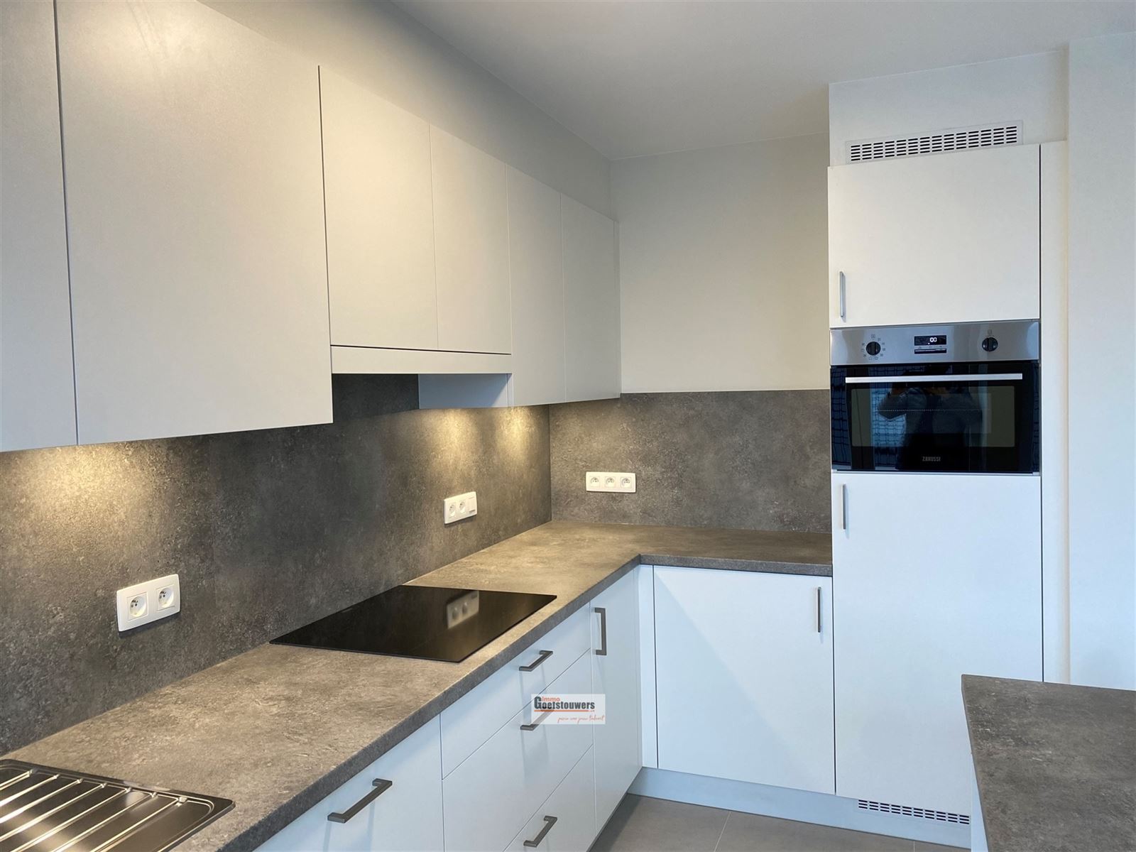 Volledig gerenoveerd appartement, 2 slpks, terras en autostaanplaats achter het gebouw - foto 4