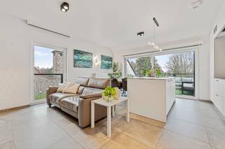 <strong>Recent (2020) praktisch </strong>zeer aangenaam SCHITTEREND appartement met twee terrassen, gelegen op de 1ste verdieping van een gebouw met lift.<strong>inclusief GARAGE</strong> <br />Via de inkomhal met ingemaakte kasten — waarvan één uitzonderlijk ruim en diep — kom je binnen in de knusse, gezellige leefruimte. Deze staat in directe verbinding met het ruime terras met open uitzicht, <br />De moderne, volledig ingerichte keuken is een echte eyecatcher: uitgerust met een stijlvol kookeiland en een brede wand met extra hoge ingemaakte kasten. Aansluitend bevindt zich een handige berging/wasplaats.<br />Op deze verdieping is er ook een eerste slaapkamer voorzien.<br />Een mooie trap brengt je naar de nachthal met ingemaakte kast. Hier bevindt zich een zeer ruime slaapkamer met ingebouwde kasten en airco, en een strakke, hedendaagse badkamer uitgerust met een strak badmeubel en een comfortabele inloopdouche.<br /><strong>kers op de taar</strong>t Zonnepanelen ! elek bediende rolluiken <br />EPC 42 !!!<br />