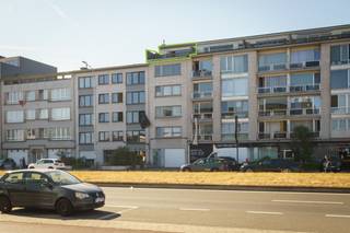 <p>Interesse in dit pand? Neem voor bijkomende informatie of het maken van een afspraak rechtstreeks contact op met Benjamin Tang via <strong>+32 495 56 50 74</strong> of <strong>benjamin.tang@copandi.be</strong>.</p><p>Dit aangename appartement bevindt zich op de vijfde verdieping en combineert een praktische indeling met een uitzonderlijke hoeveelheid buitenruimte. Dankzij de twee ruime terrassen geniet je hier van maar liefst 21,17 m² aan buitenruimte, een absolute troef voor wie graag geniet van de buitenlucht en een extra leefruimte zoekt.</p><p>De open leefruimte met keuken van 23 m² vormt het aangename hart van het appartement. De open indeling zorgt voor een mooi en ruimtelijk geheel, met voldoende plaats voor zowel een gezellige zithoek als een volwaardige eetplaats. De keuken sluit hier naadloos op aan, waardoor koken en gezellig samenzijn mooi met elkaar gecombineerd kunnen worden.</p><p>Vanuit de leefruimte heb je rechtstreeks toegang tot het grootste terras. Hier creëer je gemakkelijk een gezellige zithoek of een aangename plek om buiten te eten. Dankzij de rechtstreekse verbinding met de leefruimte lopen binnen en buiten hier op een natuurlijke manier in elkaar over.</p><p>Ook de slaapkamer mag gezien worden. Met een oppervlakte van 17 m² is deze kamer bijzonder ruim en biedt ze volop mogelijkheden. De slaapkamer vormt zo een aangename en rustgevende plek binnen het appartement.</p><p>Aan de andere zijde van het appartement bevindt zich een tweede terras. De ligging van beide terrassen aan weerszijden van het appartement zorgt ervoor dat je op verschillende momenten van de dag van de buitenruimte kunt genieten. Met in totaal ruim 21 m² aan terrassen is dit dan ook een bijzonder aantrekkelijke eigenschap van deze woning.</p><p>Daarnaast beschikt het appartement over een apart toilet en een praktische indeling die het dagelijkse wooncomfort ten goede komt.<br />De combinatie van de open leefruimte, de ruime slaapkamer en vooral de twee royale terrassen maakt dit appartement bijzonder interessant voor wie op zoek is naar een aangename woning met veel buitenruimte.</p><p>Het appartement is op dit ogenblik verhuurd met een bruto rendement van 5,93% wat het uitermate interessant maakt voor investeerders. </p>