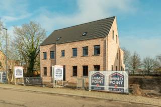 Deze twee halfopen casco woningen combineren het statige uiterlijk van een villa met het comfort en de vrijheid van hedendaags wonen. Ze vormen...