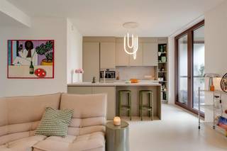 <p><span>Ontdek dit exclusieve appartement in </span><span>de architecturale parel van Robberecht en Daem</span><span>, gelegen in het gegeerde Nieuwe-Zuid.</span></p><p><span>Dit appartement combineert </span><span>hoogwaardige afwerking, duurzaamheid en hedendaags wooncomfort</span><span> met een uitzonderlijke lichtinval en prachtige buitenruimtes.</span></p><p><span>Het appartement bevindt zich op </span><span>de eerste verdieping</span><span> en werd eigenhandig ingericht met </span><span>kwalitatieve materialen</span><span>. De </span><span>naadloze gietvloer</span><span> loopt door het hele appartement en versterkt de strakke en eigentijdse uitstraling.</span></p><p><span>De leefruimte staat in directe verbinding met de </span><span>open keuken</span><span>, die volledig is uitgerust met moderne inbouwtoestellen: een </span><span>inductiekookplaat, combi-oven, vaatwasser en een Quooker-kraan</span><span> voor instant kokend of gefilterd water. Dankzij de doordachte indeling is de keuken niet alleen functioneel maar ook een uitnodigende plek voor sociale momenten.</span></p><p><span>Het appartement beschikt over meerdere buitenruimtes: een </span><span>ruim terras met zicht op de groene binnentuin en de Schelde</span><span>, een </span><span>winterterras</span><span> dat perfect kan dienen als eetkamer én een </span><span>zonneterras</span><span>.</span></p><p><span>De </span><span>brede hal</span><span> leidt naar het slaapgedeelte met twee slaapkamers: een </span><span>grote slaapkamer met ensuite badkamer</span><span>, ingericht met moderne inloopdouche en dubbele lavabo, en een tweede kamer die momenteel dienstdoet als </span><span>dressing</span><span>.</span></p><p><span>De ligging maakt dit appartement extra aantrekkelijk: vlak bij </span><span>koffiebar Barchel</span><span>, op wandelafstand van </span><span>het Zuidpark</span><span> en </span><span>de nieuwe D’Herbouvillekaai</span><span> – ideaal om volop te genieten van het bruisende stadsleven.</span></p><p><span>Bijzonderheden</span></p><ul><li><span>Hoogwaardige en duurzame afwerking</span><span> met gietvloer</span></li><li><span>Privatieve kelderberging</span><span> voor extra stockageruimte</span></li><li><span>Meerdere buitenruimtes</span><span>: terras met zicht op binnentuin, winterterras en ochtendterras</span></li><li><span>Twee slaapkamers, waarvan één ingericht als dressing</span></li><li><span>Grote slaapkamer met ensuite badkame</span><span>r</span></li><li><span>Verkoop onder registratierechten</span></li></ul><p><span>Op zoek naar een stijlvol appartement met uitzonderlijke buitenruimtes in het Nieuwe-Zuid?</span><span> Contacteer ons via <span>thomas.onzia@urbainvastgoed.be</span></span><span> of bel 03 501 97 16 voor meer informatie of een bezoek.</span></p><p><span>Bodemattest en stedenbouwkundige inlichtingen in aanvraag.</span></p><p><span> </span></p>