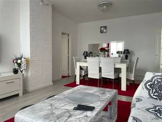 <p><span>Ben je op zoek naar een instapklaar appartement in het centrum van Boom met een mooi uitzicht? Dan is dit iets voor jou. Via een inkomsas kom je in de lichte woonplaats met aansluitend de keuken en een extra berging. Via de nachthal ga je naar de 2 slaapkamers (8m²; 13m²). Verder is er een douchekamer met lavabo en een apart toilet. In de kelder is er nog een privatieve berging. </span></p><p><span>Gemeenschappelijk kosten zijn 185€ per maand inclusief verwarming.</span></p><p><span> </span></p><p><span>EPC: 200kWh/(m² jaar)</span></p><p><span> </span></p><p><span>Stedenbouwkundige inlichtingen in aanvraag</span></p><p><span> </span></p><p><span>Voor meer inlichtingen, een bezoek of een vrijblijvende waardebepaling van uw eigendom info@vastgoedclement.be.</span></p><p><span> </span></p><p><span> </span></p>